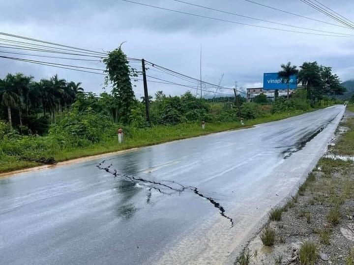 Vết nứt to cắt đôi Quốc lộ 2 đoạn qua địa phận huyện Vị Xuyên, tỉnh Hà Giang.