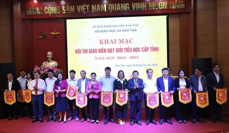 Lãnh đạo Sở GD&ĐT tỉnh Phú Thọ trao cờ lưu đại diện các đơn vị dự thi.