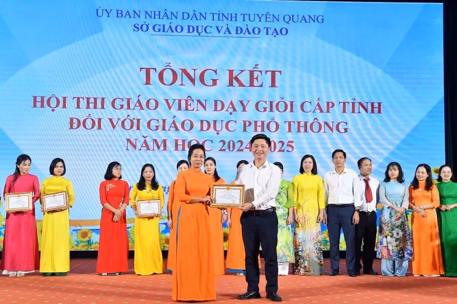 Ông Lê Thành Tuyên - Chủ tịch Công đoàn ngành Giáo dục tỉnh Tuyên Quang trao Giấy khen của Giám đốc Sở GD&ĐT tỉnh Tuyên Quang cho cô giáo Hoàng Thanh Hiếu đã có thành tích xuất sắc trong Hội thi Giáo viên giỏi cấp tỉnh năm 2024.