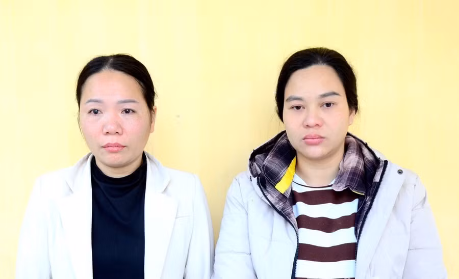 Từ trái qua phải là đối tượng Phạm Thị Vân và Nguyễn Thị Linh Giang.