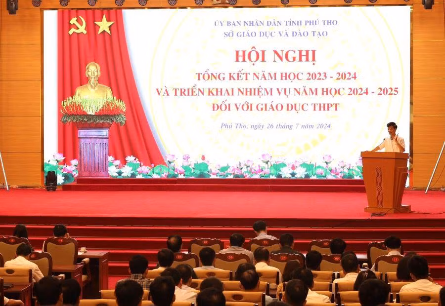 Quang cảnh Hội nghị tổng kết năm học 2023 - 2024 và triển khai nhiệm vụ năm học 2024 - 2025 đối với giáo dục THPT ở Phú Thọ.