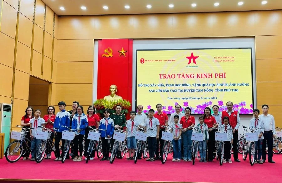 Trao tặng xe đạp cho các em học sinh ở huyện Tam Nông vượt khó vươn lên trong học tập.