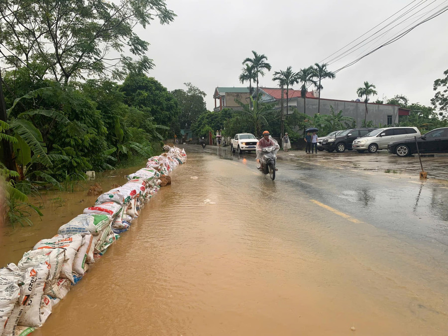 Một số khu vực tại huyện Hạ Hòa được gia cố ngăn lũ lụt.