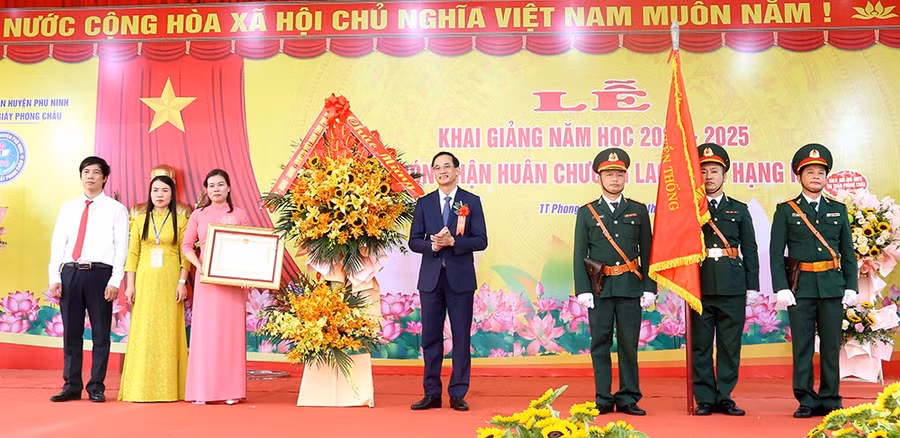 Ông Nguyễn Hải - Chủ tịch Ủy ban MTTQ tỉnh Phú Thọ trao Huân chương Lao động hạng Nhì và tặng lẵng hoa tươi thắm chúc mừng thầy và trò Trường THCS Giấy Phong Châu.