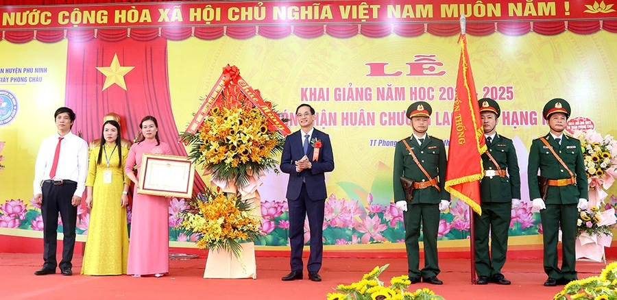 Ông Nguyễn Hải - Chủ tịch Ủy ban MTTQ tỉnh Phú Thọ trao Huân chương Lao động hạng Nhì và tặng lẵng hoa tươi thắm chúc mừng thầy và trò Trường THCS Giấy Phong Châu.