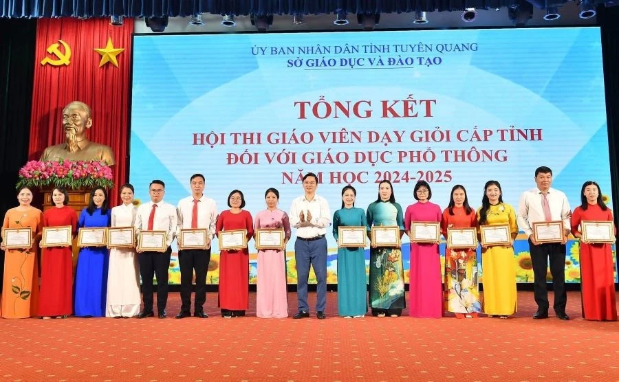 Ông Vũ Đình Hưng - Giám đốc Sở GD&ĐT tỉnh Tuyên Quang trao Giấy khen cho các giáo viên có thành tích xuất sắc tại hội thi.