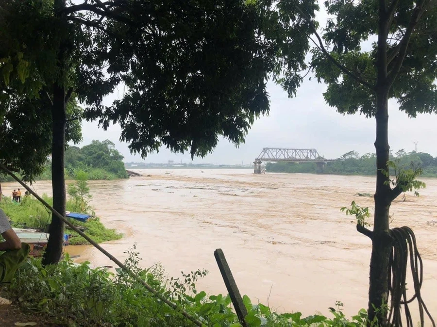 Cầu Phong Châu (Phú Thọ) bị sập 2 nhịp dàn chính của cầu (nhịp 6 và nhịp 7) phía huyện Tam Nông.