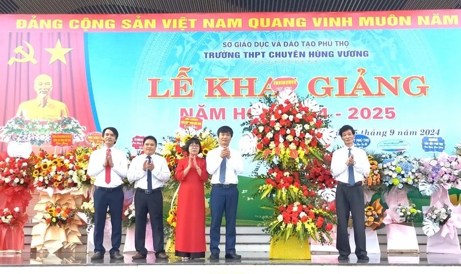 NGƯT Phùng Quốc Lập - Phó Giám đốc Sở GD&ĐT tỉnh Phú Thọ (thứ nhất bìa phải) tặng hoa chúc mừng thầy và trò trường THPT Chuyên Hùng Vương.