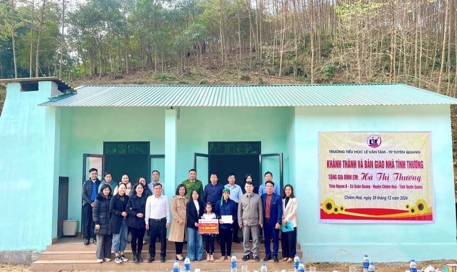 Trường Tiểu học Lê Văn Tám (TP Tuyên Quang, tỉnh Tuyên Quang) khánh thành và bàn giao Nhà tình thương tặng gia đình em Hà Thị Thương ở huyện Chiêm Hóa.