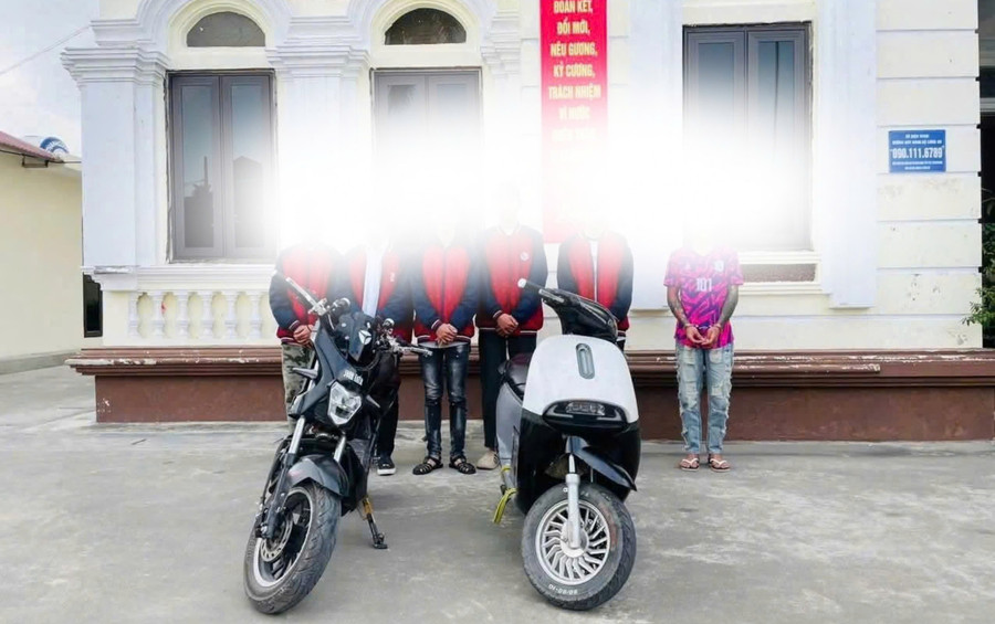 Nhóm thanh thiếu niên và tang vật liên quan tại cơ quan công an. Ảnh: Công an xã Quỳnh An.