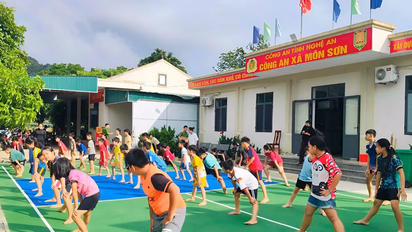 Lớp dạy bơi, dạy kỹ năng phòng tránh đuối nước tại xã Môn Sơn, Nghệ An.