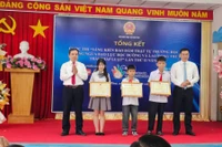Ban tổ chức trao Bằng khen của Bộ GD&ĐT cho 3 học sinh đạt giải Nhất.
