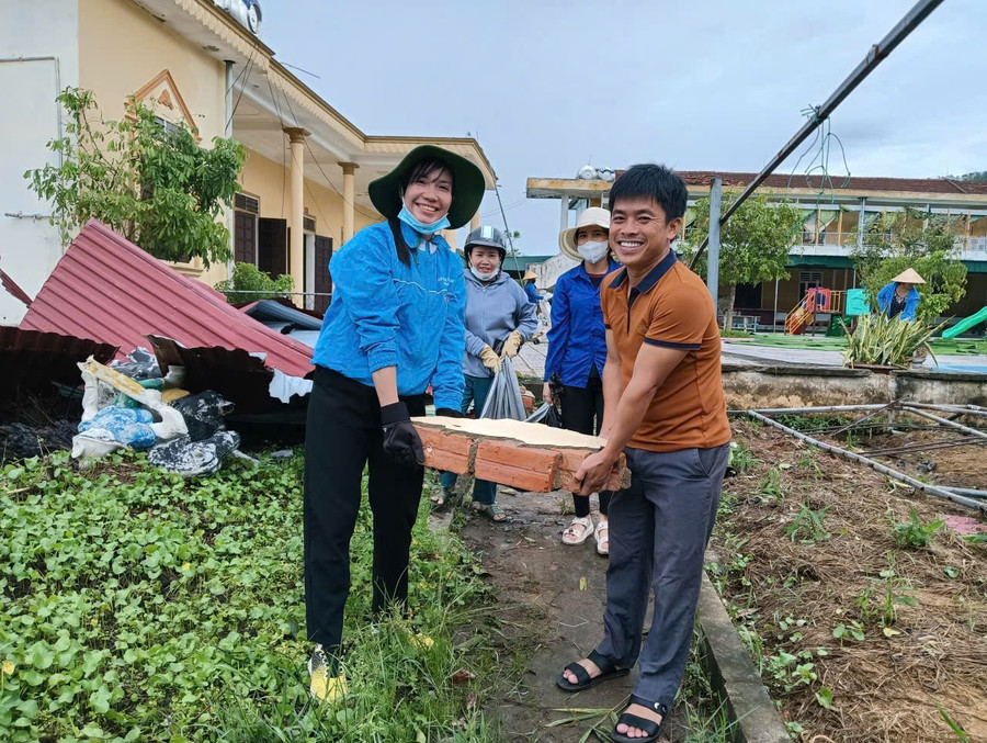 Ngành chức năng, chính quyền địa phương chung tay cùng các đơn vị trường học Hà Tĩnh khắc phục hậu quả bão Bualoi.