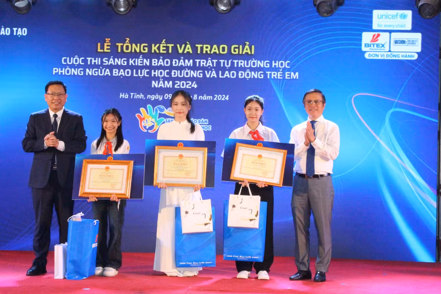 BTC trao giải Nhất cho 3 thí sinh đoạt giải.