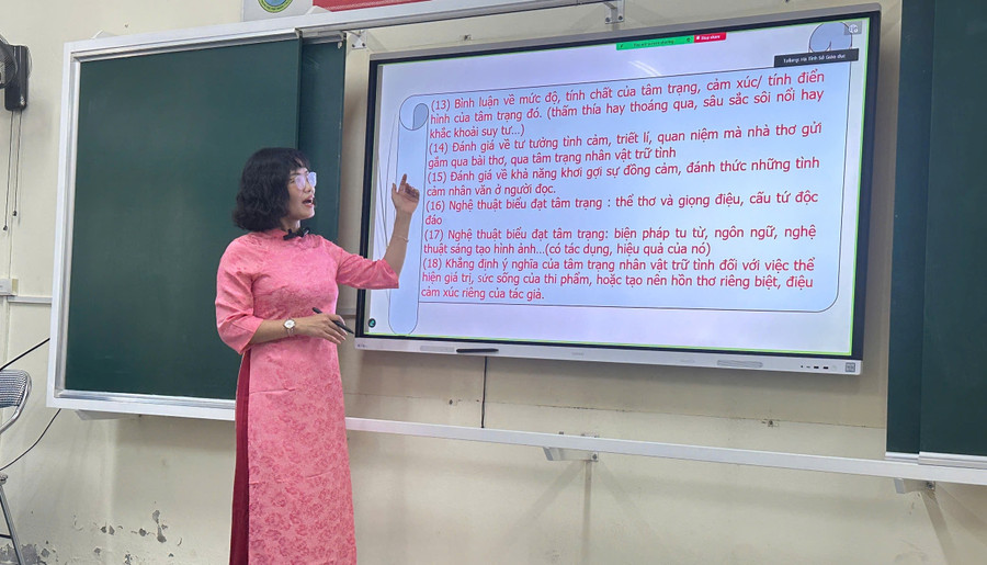GV ôn tập trực tuyến môn Ngữ văn tại điểm cầu chính Trường THPT chuyên Hà Tĩnh. z6714430349471-a29971e93ae0177d52e314b2c5420925.jpg
