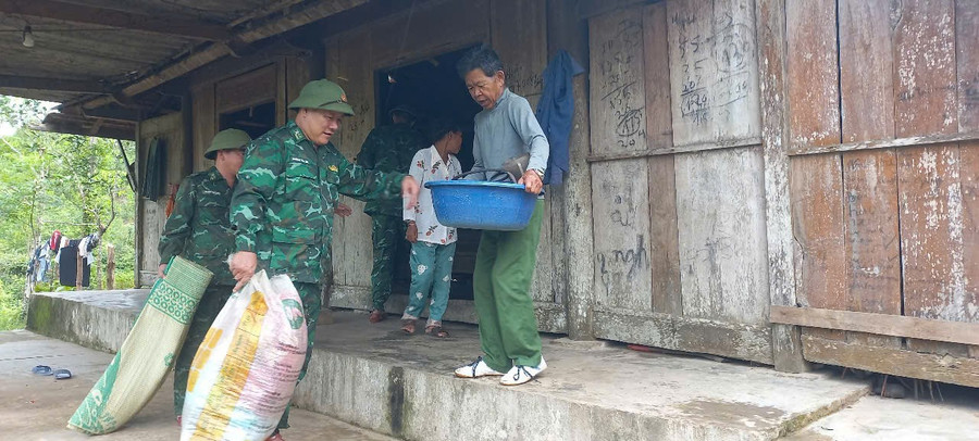 Bộ đội Biên phòng Hà Tĩnh khẩn trương sơ tán 21 hộ dân người Chứt (bản Rào Tre, xã Phúc Trạch) tại các khu vực có nguy cơ ảnh hưởng do bão. z6940308865082-4ab44edf732643b2d6080eb765a9b3fd.jpg