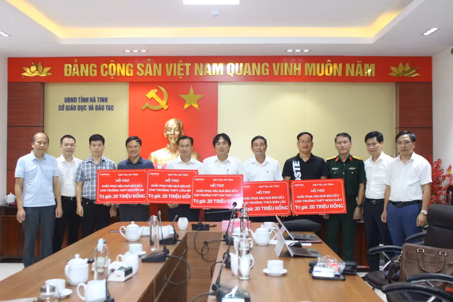 Sở GD&ĐT Hà Tĩnh tiếp nhận 100 triệu đồng hỗ trợ 5 trường thiệt hại nặng do bão số 5.