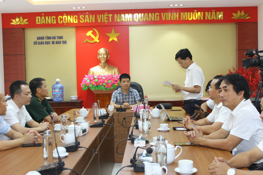 Toàn cảnh buổi tiếp nhận hỗ trợ các trường học Hà Tĩnh thiệt hại nặng do bão. img-7437.jpg