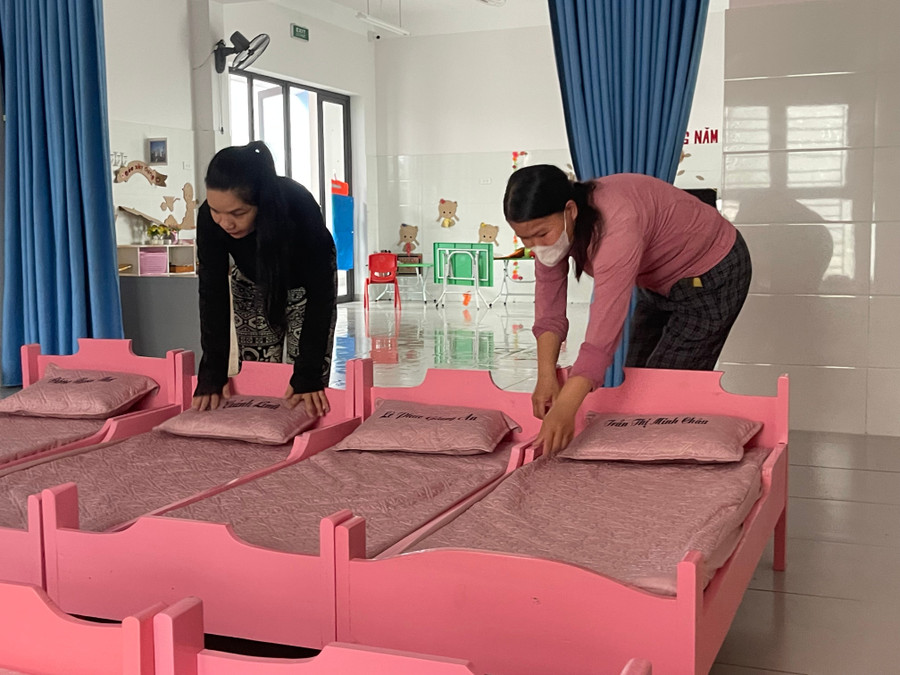 Giáo viên, phụ huynh Trường Mầm non Thạch Hạ (phường Trần Phú) vệ sinh trường lớp, khu vực bán trú đón học sinh trở lại trường. img-9770.jpg