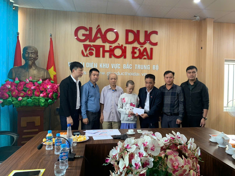 Thầy Nguyễn Trọng Vinh - Trưởng khoa Nhà nước pháp luật cùng tập thể lớp Trung cấp Lý luận chính trị 207 (Trường Chính trị Trần Phú – Hà Tĩnh) trao tiền hỗ trợ gia đình em Hà Linh. z7304999326531-707017d80a0d0da38124b1cb13ac1d69.jpg