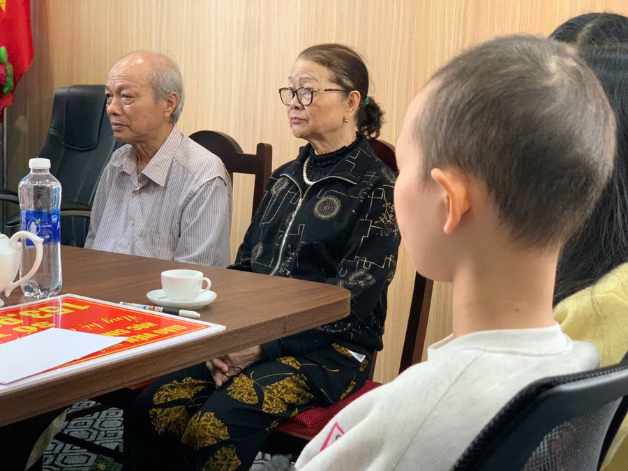 Từ cô bé lanh lợi, căn bệnh hiểm nghèo đã khiến cô bé Hà Linh ngày càng xanh xao. z7304999560726-33bf9d0dbb73d34b2babb0b9e2b515b2.jpg