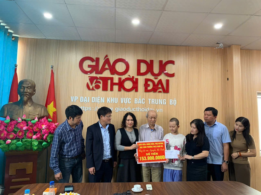 Ban giám hiệu Trường THCS Nam Hà trao số tiền ủng hộ của cán bộ, giáo viên và phụ huynh đến gia đình. z7304999389540-c9b9344cbb692735cbd3f65a0beadd19.jpg