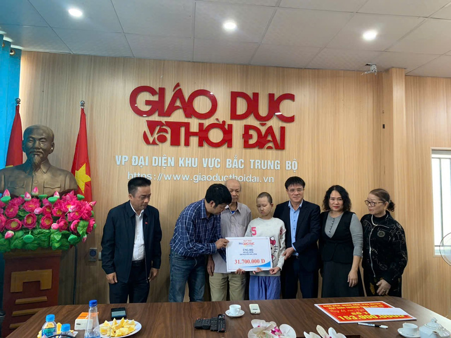 Trưởng đại diện Báo Giáo dục và Thời đại khu vực Bắc Trung bộ trao số tiền 31,7 triệu đồng do bạn đọc hỗ trợ Hà Linh chữa bệnh. z7304999528694-12dbb5fdc3eb5b423dc16cc960a642e0.jpg