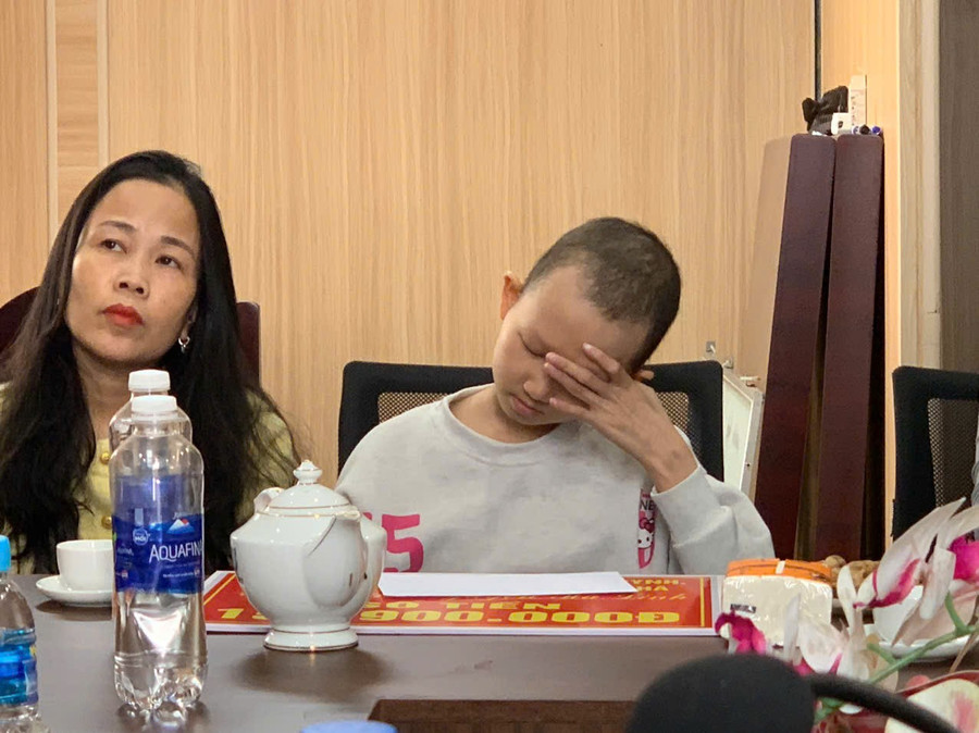 Cơ thể Hà Linh mệt mỏi sau nhiều đợt điều trị. z7304999521686-007f6582301fb09889ce738266c416c2.jpg