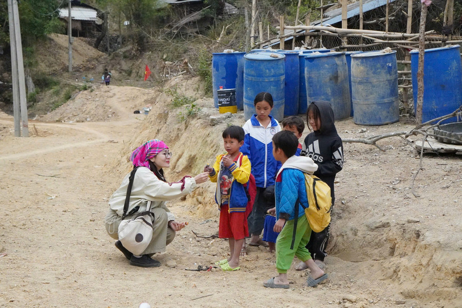 Nhà báo Nguyễn Thùy trong một chuyến tác nghiệp tại vùng cao Mường Lát - Thanh Hóa.