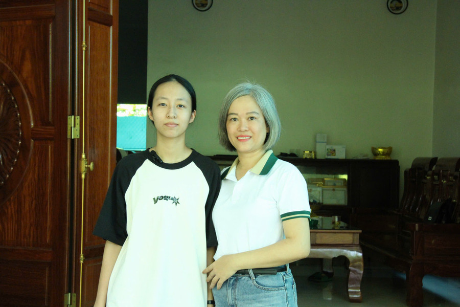 Huyền cùng cô Phạm Thị Phú Hà – giáo viên phụ trách đội tuyển học sinh giỏi Toán Trường THPT Nguyễn Thị Minh Khai. z6810171897938-d0145e4bdfd76b4a5e3bf5dea0f93adc.jpg