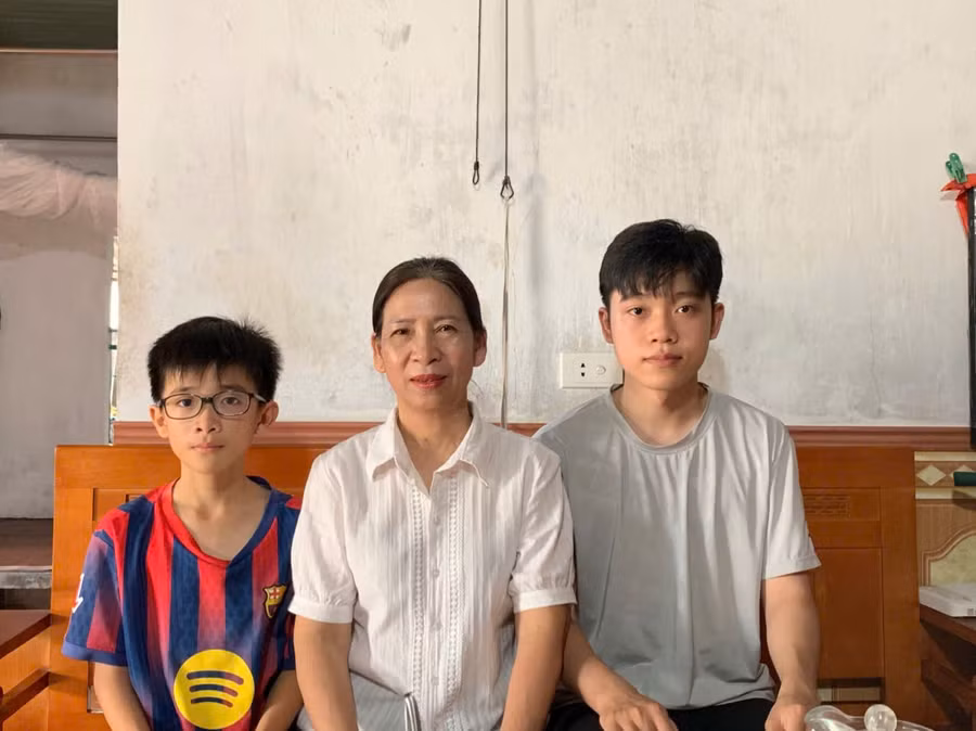 anh-3-vuong-thanh-nguyen-cung-me-va-em-trai.jpg