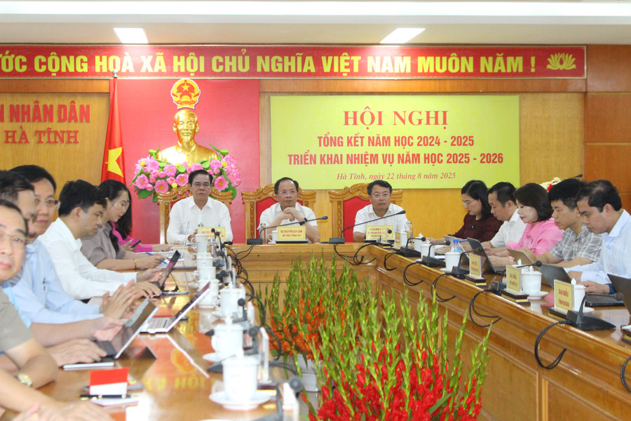 Các đại biểu tham dự Hội nghị Tổng kết năm học 2024-2025 và triển khai nhiệm vụ năm học 2025-2025 img-6973.jpg