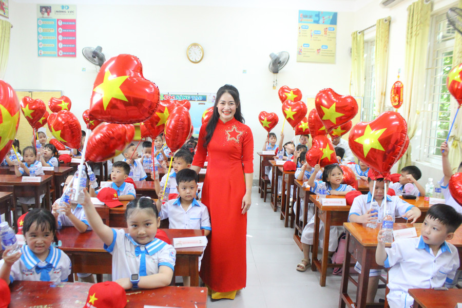 Bên trong các lớp học được giáo viên trang trí rực rỡ, mỗi chỗ ngồi được gắn bảng tên của từng học sinh. img-6952.jpg