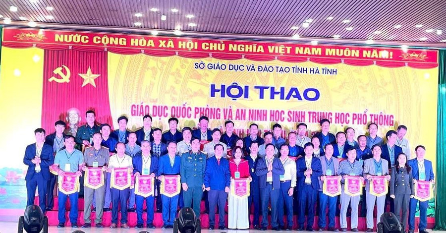 Ban tổ chức trao cờ lưu niệm cho các đội có vận động viên tham dự hội thao.