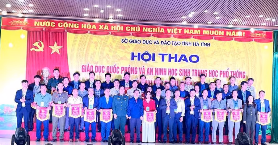 Ban tổ chức trao cờ lưu niệm cho các đội có vận động viên tham dự hội thao.