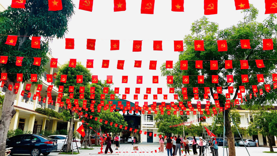 Trường lớp ở Hà Tĩnh rực rỡ cờ hoa chào đón năm học mới.