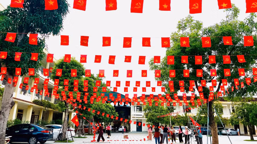 Trường lớp ở Hà Tĩnh rực rỡ cờ hoa chào đón năm học mới.