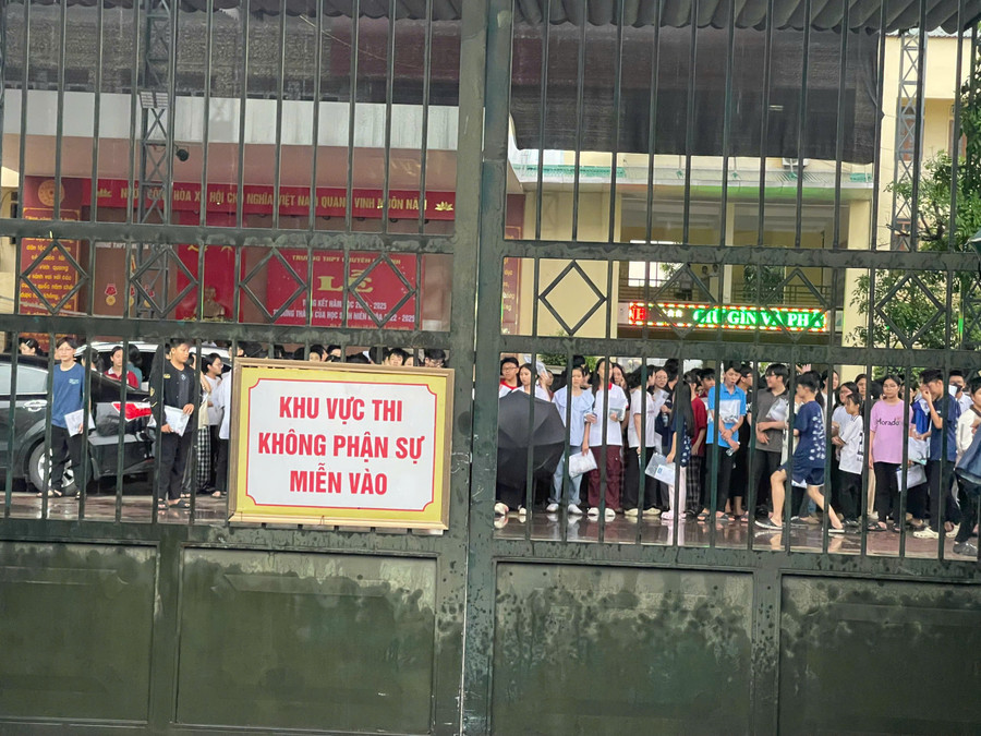 Mưa lớn khiến nhiều thí sinh hoàn thành xong bài thi vẫn không thể ra ngoài. z6671825007399-e5794f599459d9e7b698e17d48b5b9af.jpg