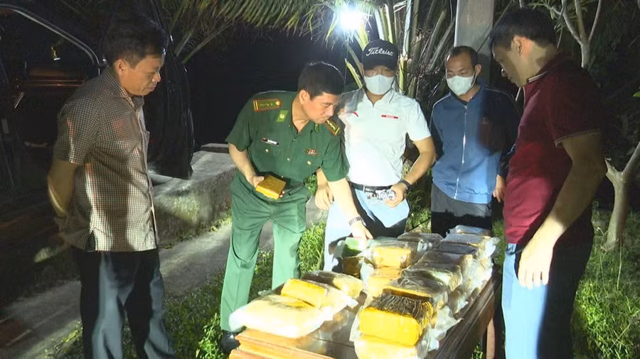 Lực lượng chức năng cùng tang vật vụ án.