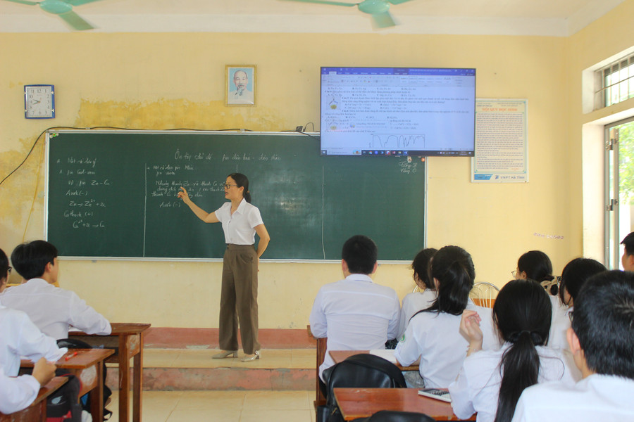Trong mỗi tiết dạy, cô Đào chủ động khai thác các kỹ thuật dạy học hiện đại, gắn môn học với thực tiễn. img-4277.jpg
