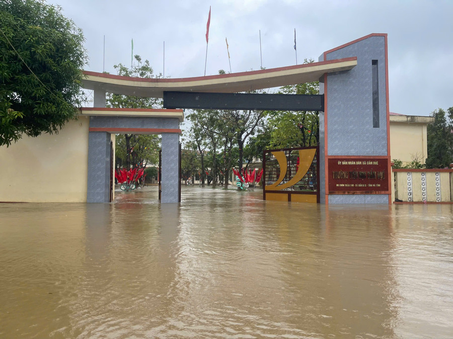 Trường học Hà Tĩnh ngập sâu trong nước lũ.