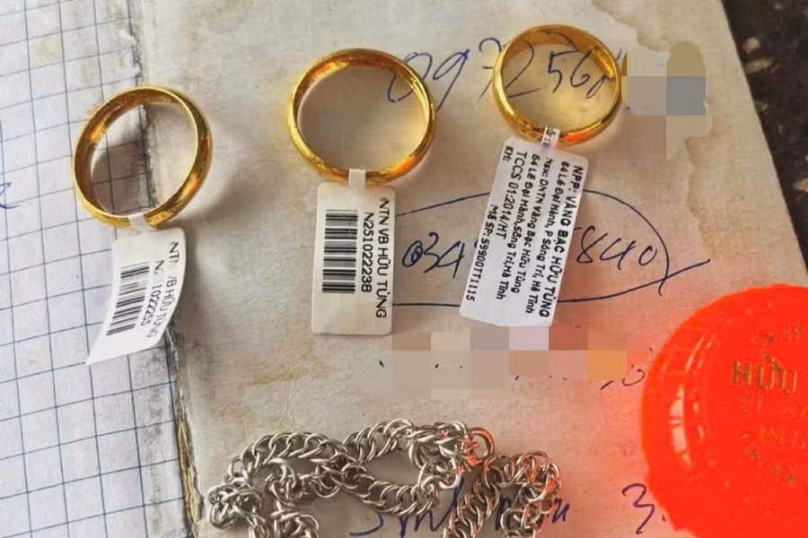 Số tài sản bà Lý đánh rơi khi đi trên đường.