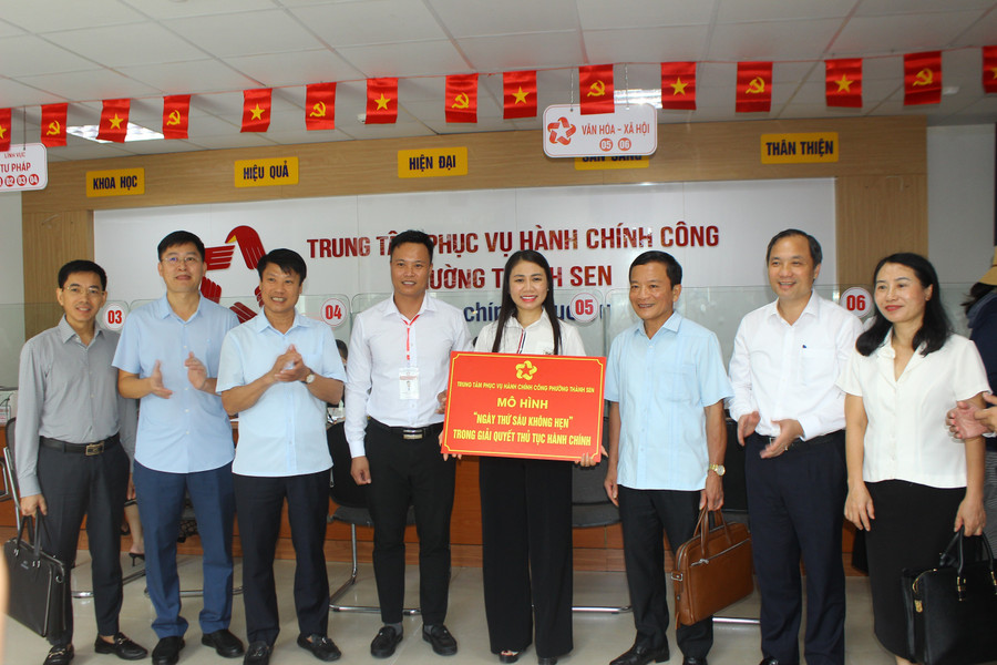 Ra mắt mô hình Ngày thứ Sáu không hẹn tại Trung tâm phục vụ hành chính công phường Thành Sen. img-0041.jpg