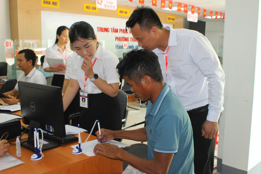 Cán bộ Trung tâm Phục vụ hành chính công phường Thành Sen hỗ trợ người dân làm thủ tục. img-0005.jpg