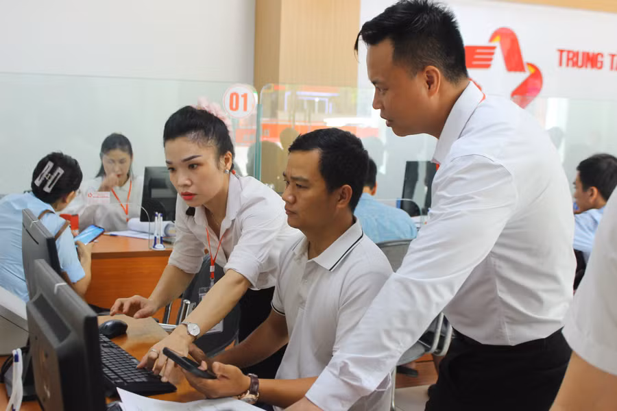 Cán bộ Trung tâm Phục vụ hành chính công phường Thành Sen hỗ trợ người dân làm thủ tục.