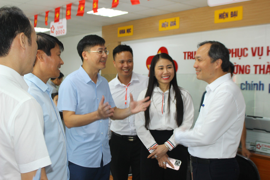 Cán bộ phường Thành Sen giới thiệu mô hình Ngày thứ Sáu không hẹn với ông Hoàng Trung Dũng - nguyên Bí thư Tỉnh ủy Hà Tĩnh, Tổng biên tập Tạp chí Cộng sản. img-0036.jpg