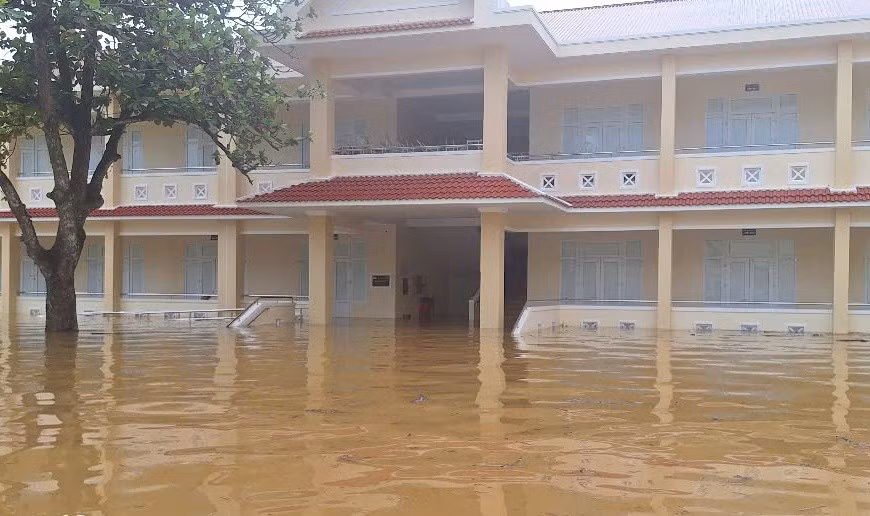 Trường Tiểu học Tùng Châu (Hà Tĩnh) bị nước lũ bao vây.