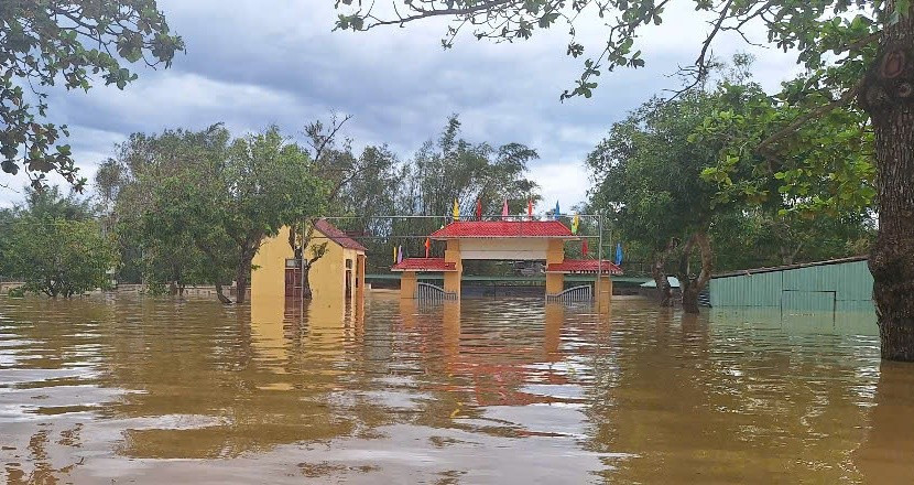 ទីធ្លាសាលាបឋមសិក្សាទុងចូវត្រូវបានជន់លិចពី ១,៣ ទៅ ១,៤ ម៉ែត្រ។ z7070150377103-0af70c95883d6011a429f11df7ce7b95.jpg