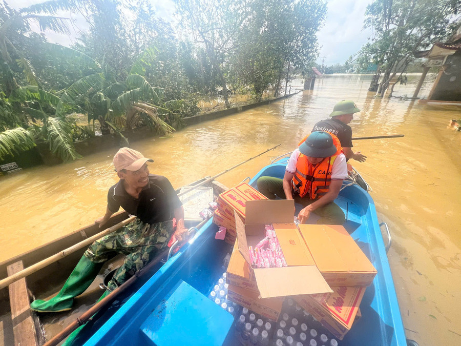 នគរបាលឃុំ និងអាជ្ញាធរមូលដ្ឋានបានចែវទូកទៅជួយសង្គ្រោះនៅតំបន់លិចទឹកយ៉ាងខ្លាំង។ z7070147549593-c1af3e93a617d8569dcbf65a4a3b9e0c.jpg