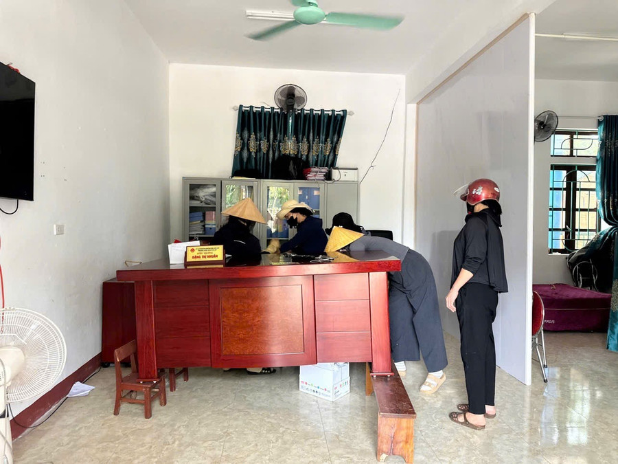 Giáo viên các trường học tại Hà Tĩnh di dời đồ dùng, cơ sở vật chất đến nơi an toàn.